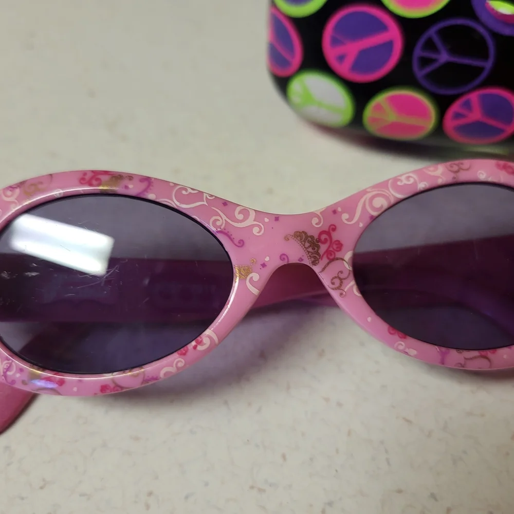 Kids Hard Shell Eyeglass Case. Peace Signs And Sunglasses